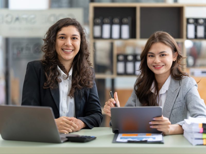 business-advisers-are-gathering-assess-debate-issue-as-it-appears-financial-report-financial-counselor-investment-consultant-accounting-concept (1)